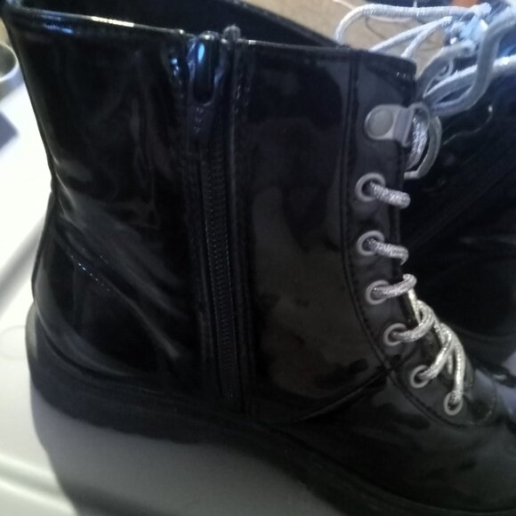 Girl's Black Patent Side Zip Combat Boots W/ Silver Laces - Size 2 Kids - Picture 3 of 7
